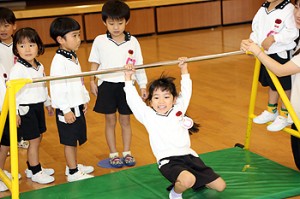 体操教室　鉄棒がんばったね‼　ばら