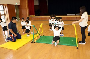 体操教室　鉄棒がんばったね‼　ばら