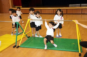 体操教室　鉄棒がんばったね‼　ばら