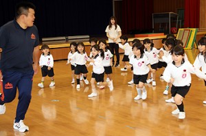 体操教室　鉄棒がんばったね‼　ばら