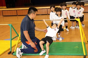 体操教室　鉄棒がんばったね‼　ばら