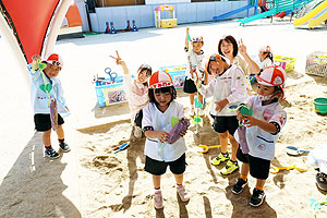 園庭の砂場でおいもほりごっこ　きりん