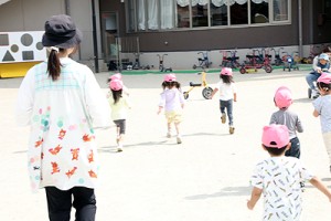 園庭の遊具で色鬼をしました　ひよこ