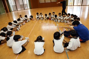 体操教室　マット運動、かけっこ　すみれ
