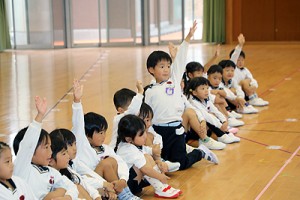体操教室　マット運動、かけっこ　すみれ