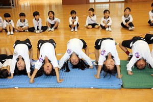 体操教室　マット運動、かけっこ　すみれ