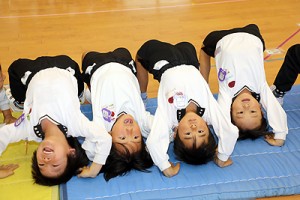 体操教室　マット運動、かけっこ　すみれ