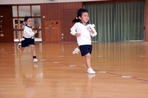 体操教室　マット運動、かけっこ　すみれ
