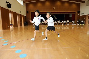 体操教室　マット運動、かけっこ　すみれ