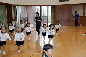 体操教室　マット運動、かけっこ　すみれ