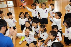 体操教室　マット運動、かけっこ　すみれ