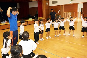 体操教室　マット運動、かけっこ　すみれ