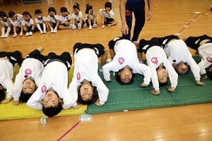 体操教室　マット運動、かけっこ　ばら