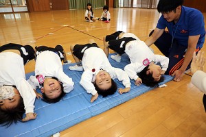 体操教室　マット運動、かけっこ　ばら