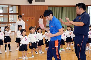体操教室　マット運動、かけっこ　ばら