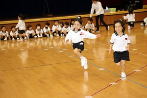 体操教室　マット運動、かけっこ　ばら