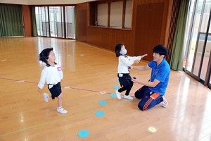 体操教室　マット運動、かけっこ　ばら