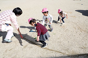 元気いっぱい園庭遊び！　D・ひよこ