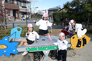 元気いっぱい園庭遊び！　うさぎ・ことり