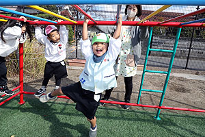 元気いっぱい園庭遊び！　うさぎ・ことり