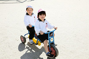 元気いっぱい園庭遊び！　うさぎ・ことり