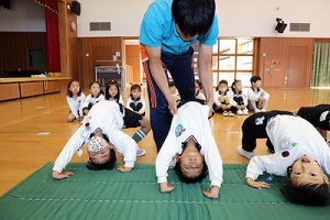 体操教室　マット運動とかけっこ　さくら