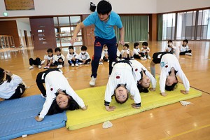 体操教室　マット運動とかけっこ　さくら