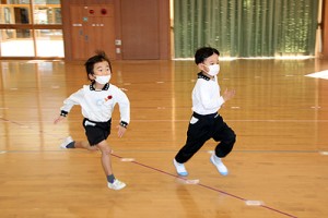 体操教室　マット運動とかけっこ　さくら