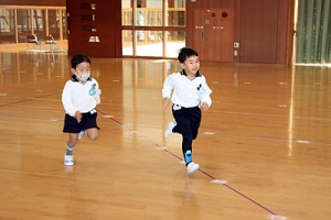 体操教室　マット運動とかけっこ　さくら