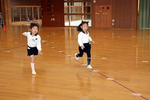 体操教室　マット運動とかけっこ　さくら