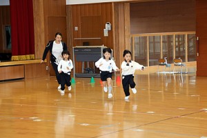 体操教室　マット運動とかけっこ　さくら