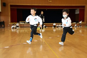 体操教室　マット運動とかけっこ　さくら