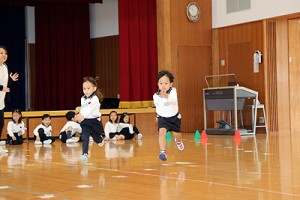 体操教室　マット運動とかけっこ　さくら