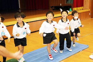 体操教室　マット運動とかけっこ　さくら