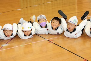 体操教室　マット運動とかけっこ　たんぽぽ