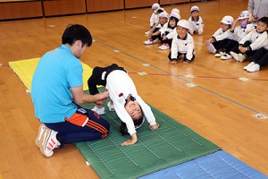 体操教室　マット運動とかけっこ　たんぽぽ