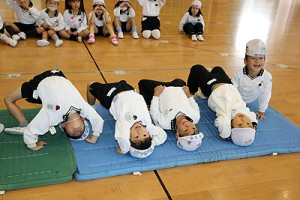 体操教室　マット運動とかけっこ　たんぽぽ