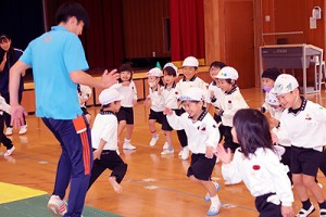 体操教室　マット運動とかけっこ　たんぽぽ