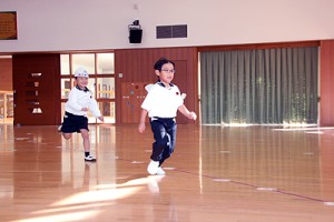 体操教室　マット運動とかけっこ　たんぽぽ