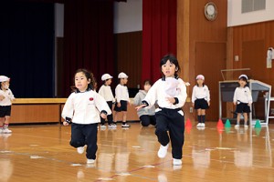 体操教室　マット運動とかけっこ　たんぽぽ