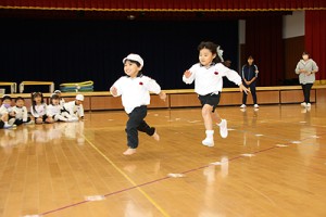 体操教室　マット運動とかけっこ　たんぽぽ