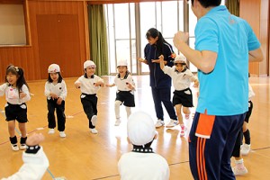 体操教室　マット運動とかけっこ　たんぽぽ