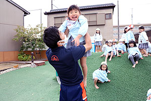 園庭で思いっきり遊びました！　さくら・たんぽぽ・こあら・ぱんだ・きりん