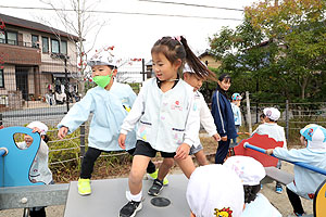 園庭で思いっきり遊びました！　さくら・たんぽぽ・こあら・ぱんだ・きりん