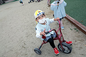 園庭で思いっきり遊びました！　さくら・たんぽぽ・こあら・ぱんだ・きりん