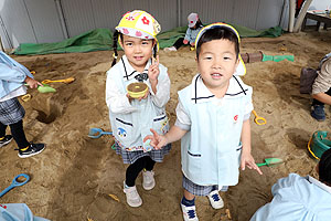 園庭で思いっきり遊びました！　さくら・たんぽぽ・こあら・ぱんだ・きりん