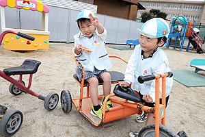 園庭で思いっきり遊びました！　さくら・たんぽぽ・こあら・ぱんだ・きりん