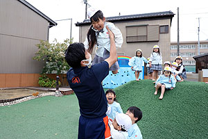 園庭で思いっきり遊びました！　さくら・たんぽぽ・こあら・ぱんだ・きりん