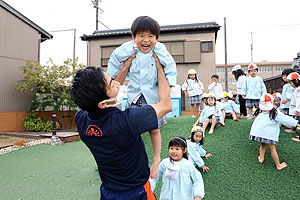 園庭で思いっきり遊びました！　さくら・たんぽぽ・こあら・ぱんだ・きりん