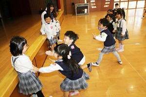 エンゼルホールで楽しい運動あそび‼　ばら